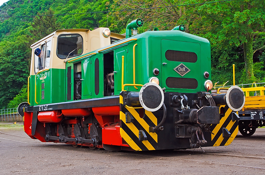 Die 1.000 mm Diesellok D1 der Brohltalbahn fhrt, nun nach getaner Arbeit, am 19.05.2013 in den Lokschuppen in Brohl.

Die Lok vom Typ MV 10 S wurde 1965 unter der Fabriknummer 26528 von O&K gebaut und an die BEG (Brohltal-Eisenbahn) geliefert. Sie hat eine Leistung 221 kW (300 PS). 
Auffllig ist auch dass die Lok nicht nur Mittelpuffer, sondern auch Normalspurpuffer besitzt. Mit den Normalspurpuffern kann die Lok dem Verschub von Normalspur Gterwagen, auf der 3-gleisigen Anlage (Meter- und Normalspur) zwischen Brohl Umladebahnhof und Brohl Hafen vornehmen.
