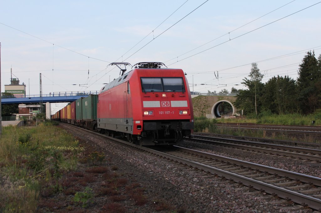 Die 101 107-1 war am 27.07.2011 im G�terverkehr im Einsatz .
Sie Kamm um 19:44 Uhr wieder Zur�ck Aus Hamburg. Und Durch fuhr wieder den Bahnhof Tostedt auf dem Weg nach Bremen.