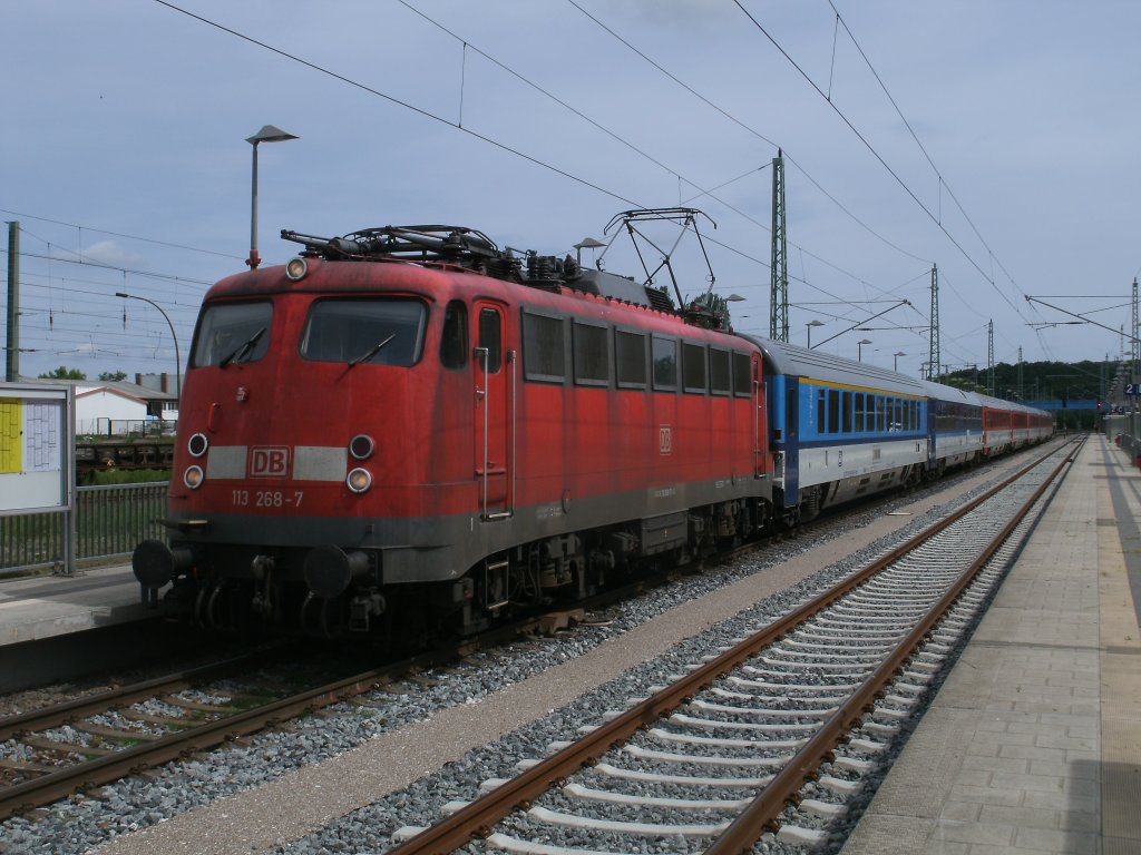Die 113 sieht man nicht t�glich auf R�gen.Am 15.Juni 2011 war es 113 268 die mit dem EC 379,Binz-Brno,in Bergen/R�gen hielt.