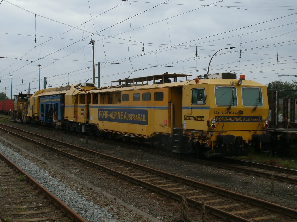 Die aus �sterreich nach Bergen/R�gen gekommende Gleisstopfmaschine UNIMAT 09-32/4S DYNAMIC am 21.September 2011.�brigens Stefan hat die Gleisstopf- und die Schotterplaniermaschine in Rostock fotografiert.