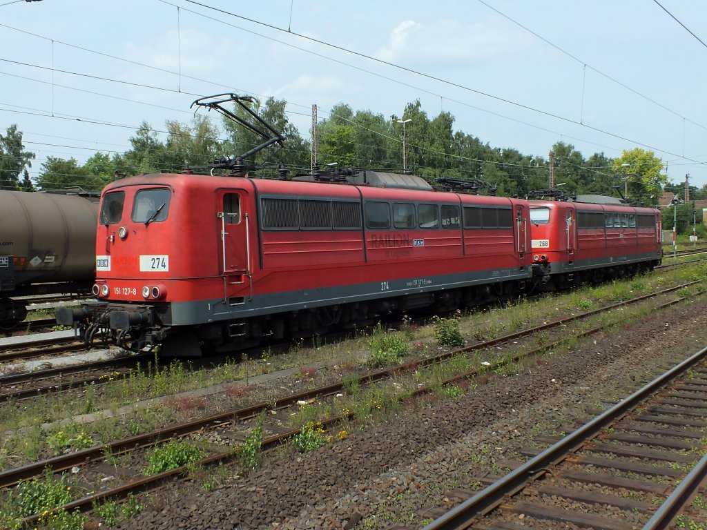 Die beiden von der RBH gekauften Loks 274 (91 80 6 151 127-8 D-RBH) und 268 (91 80 6151 004-9 D-RBH)durchfahren am 16.7.13 den G�terbahnhof Gladbeck-West.