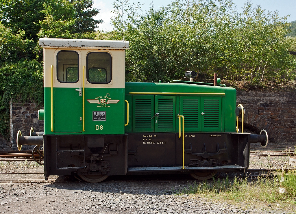 Die D8 der der Brohltal Eisenbahn (BE), ex Zementfabrik Bonn, ex R.Folgolin, Neuwied, am 18.08.2011 in Brohl-Ltzing auf der Gleisanlage. 

Die Lok ist eine Normalspur Diesellok, und wurde 1972 von Fa. Jung, Kirchen (Sieg) unter der Fabriknummer 14 128 als Typ RK 8 B gebaut. Im Jahr 2005 kam sie zur Brohltalbahn. 

Techn. Daten:
Spurweite: 1.435 (Normalspur)
Achsfolge: B 
Lnge ber Puffer: 5.770 mm
Dienstgewicht: 15t
Leistung: 58,84 kW (80 PS)
Leistungsbertragung: hydraulisch, Antrieb der Achsen ber Kette
