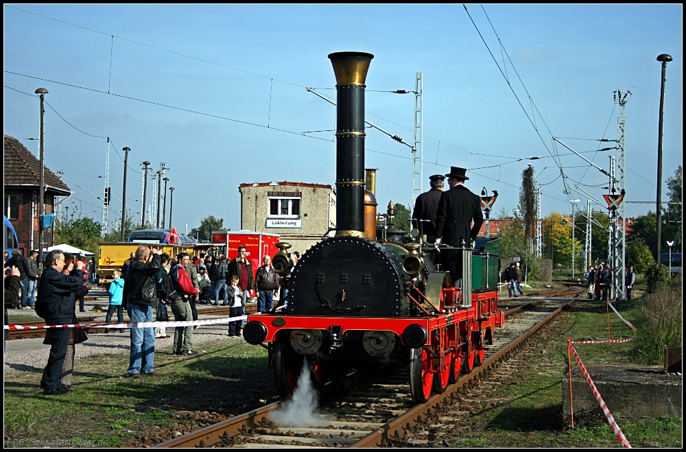 Die Dampflok welche Geschichte schreiben sollte: Adler beim rangieren am alten Bw N�ldnerplatz (Bahnhofsfest Berlin-Lichtenberg 03.10.2010)