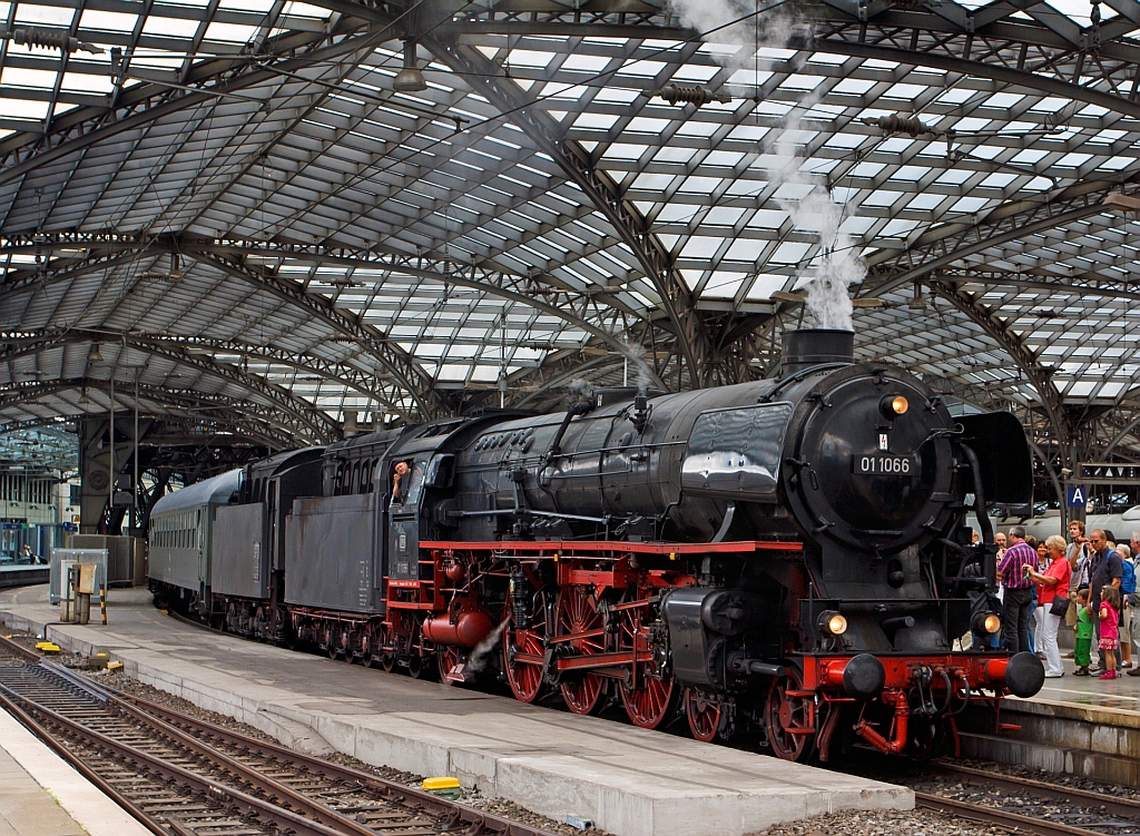 Die Dreizylinder-Schnellzuglokomotiven 01 1066 ex DB 012 066-7 der UEF am 07.07.2012 mit einem Sonderzug beim Halt im Hbf Kln. Fast alle Fotografen liefen an den Bahnsteig, nur zwei Weitere und gingen auf den gegenberliegenden Bahnsteig, hier war die Sicht frei auf die schne Lok. Einen freundlichen Gru an den Lokfhrer zurck.