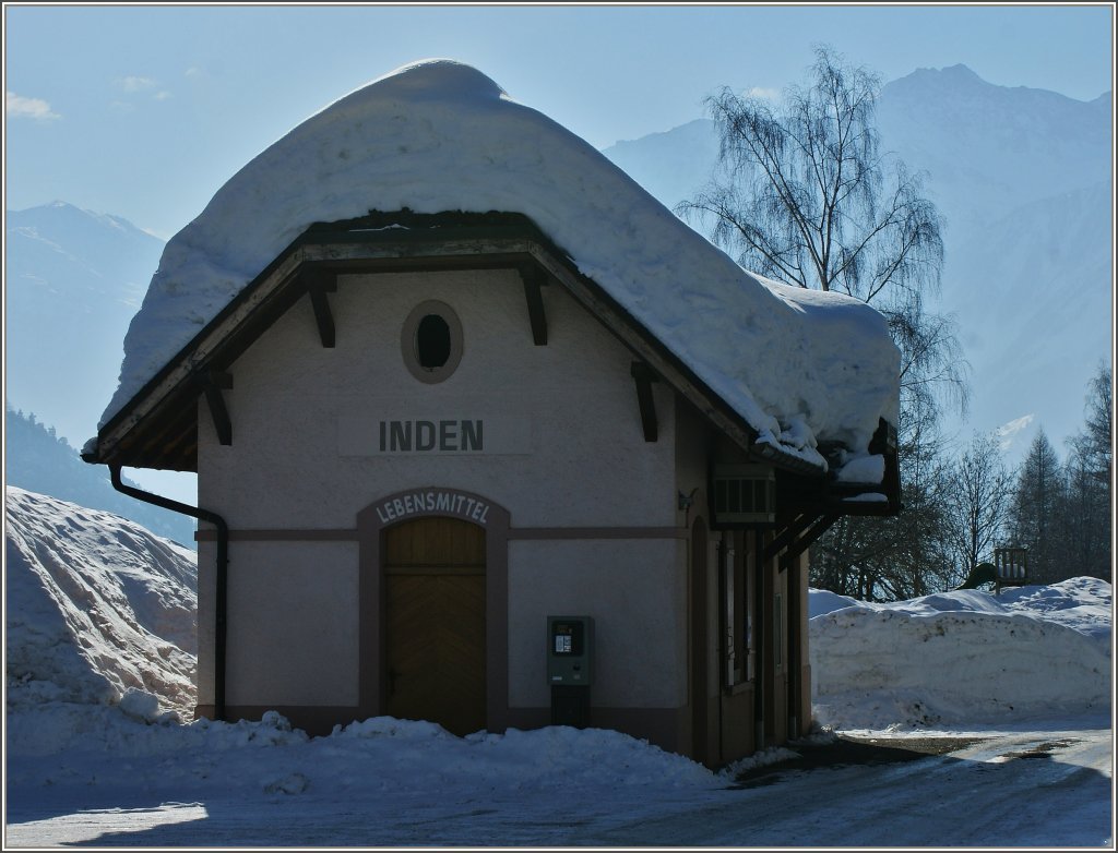 Die einstige Zwischenstation der stillgelegten Zahnradbahn Leuk-Leukerbad:Inden. Nun werden hier statt Fahrkarten Lebensmittel verkauft.
(14.02.2012)