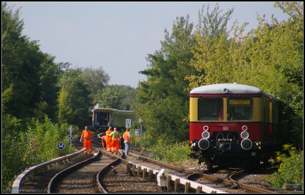 Die ersten zwei Wagen, sowie der entgleiste Wagen 482 335 des aus bisher nicht geklrten Grnden entgleisten S-Bahnzugs S25 nach Hennigsdorf, werden weggeschleppt und Hhe Wilhemsruher Damm zwischen geparkt (Berlin Tegel 22.08.2012)