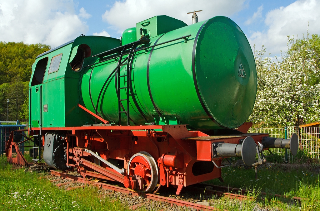 Die Feuerlose Dampfspeicherlok Jung 11722 vom Typ Freia als Denkmallok am 12.05.2013 in Niederfischbach. 
Die Lok wurde 1953 von Jung Jungenthal GmbH, Kirchen/Sieg unter der Fabriknummer 11722 gebaut und an die Glanzstoff-Courtaulds in Kln-Merheim geliefert, spter ging sie an AKZO-Chemie GmbH in Kln-Niehl bis sie 1993 an einen Privatmann in Niederfischbach verkauft wurde. 
Diese Jung Dampfspeicherloks vom Typ Freia haben die Achsfolge B, 250 PS Leistung und sind 33,1 t schwer.
