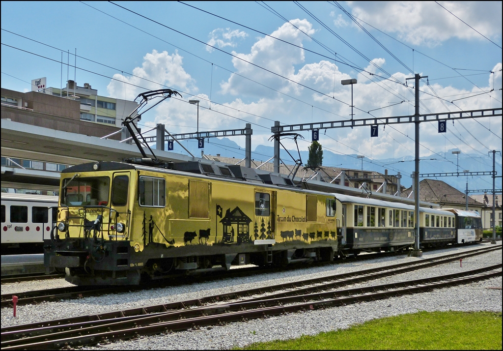 Die goldene  train du chocolat  Lok (genau genommen Gepcktriebwagen) war am 28.05.2012 in Bulle abgestellt. (Hans)