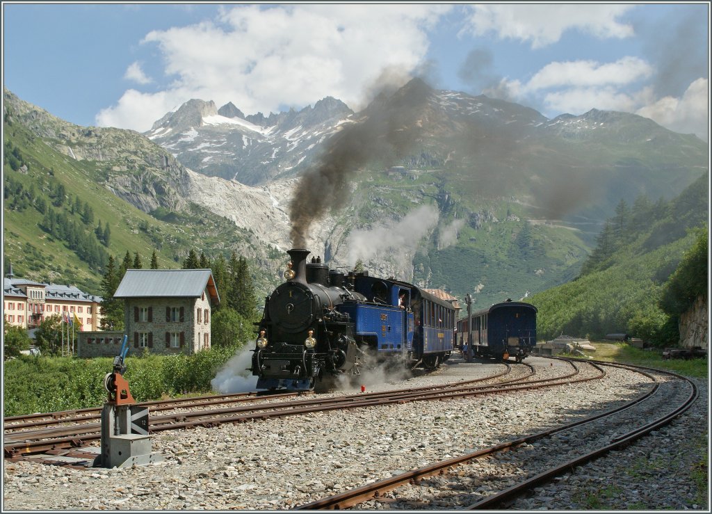 Die HG 3/4 (SLM 1913) N 1  Furkahorn  verlsst mir ihrem DAmpfzug Gletsch (1759 mM) Richtung Oberwald (05.08.2013).