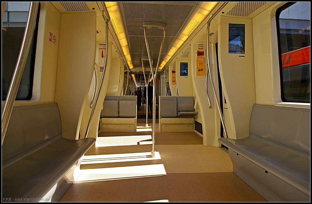 Die Inneneinrichtung des f�hrerstandlosen Metrozuges f�r die Linie C in Rom gibt sich funktionell einfach. Zwischen den Sitzreihen ist sehr viel Platz zum Stehen. Da im Zug innen fast ausschlie�lich mit Plastkmaterialen verbaut sind, kann sich der Zug recht schnell aufheizen, wie hier auf der Messe geschehen. Dann wird es sehr unangenehm in den Wagen. Ansonsten lassen sich die Fl�chen einfach reinigen oder ersetzen, was wohl der Hauptgrund sein wird (INNOTRANS 2010, gesehen Berlin 22.09.2010)