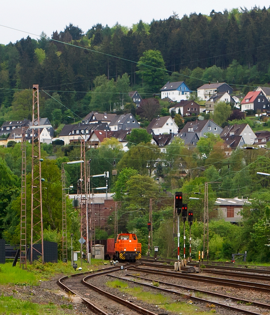 Die Lok 45 (MaK G 1204 BB) der  Kreisbahn Siegen-Wittgenstein (KSW) schiebt, am 18.05.2012 in Siegen/Kaan-Marienborn, leere Rungenwagen zum Rhrenwerk Fuchs.