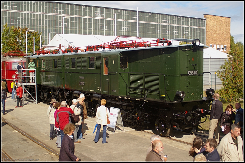 Die Lok muss man in voller Lnge in Natura erleben. Ein Bild, besonders bei Ausstellungen oder Besuchertagen, kann sie in ihrer ganzen Gre nicht zeigen. Die E95 02 der DRG ist eine schwere Gterzuglokomotive und wurde 1927 von AEG mit der Fabriknummer 3009 hergestellt und war im Rbd Halle stationiert. Jede Lokhlfte besitzt 3 Treibachsen, die Laufachsen sind als Bisselachsen ausgebildet. Als einzigste Lok ihrer Baureihe besitzt sie eine elektrische Widerstandsbremse (Tag der offenen Tr Bombardier Hennigsdorf 18.09.2010)