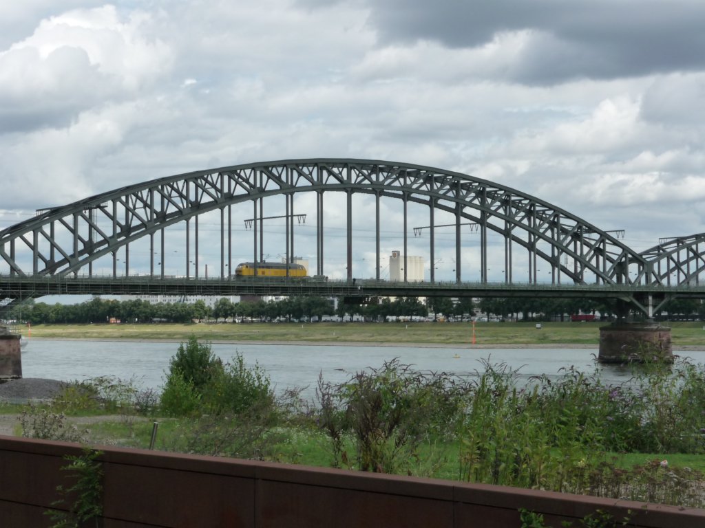 Die Loks der DB Systemtechnik werden gelb. Zuerst waren es nur 229er, dann 218er und jetzt ist schon die erste 120er in den neuen Farben unterwegs. Ein Bild von diesem verboten schlecht aussehenden L�kchen habe ich noch nicht geschossen, daf�r hier ein Sichtungsbild einer gelben 218. K�ln-S�dbr�cke, 06.08.2012