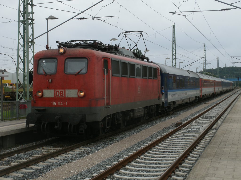 Die mit der niedrigsten Ordnungsnummer:115 114 zog,am 07.Juli 2011,den EC 379,Binz-Brno,im Anschnitt von Binz bis Stralsund.Hier beim Halt in Bergen/R�gen.