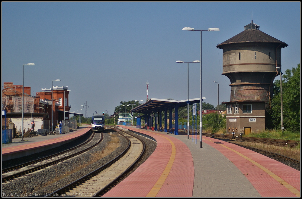 Die Modernisierungsarbeiten am Bahnhof Kostrzyn schreiten voran. W�hrend Peron 2 fertig ist, wird noch an Peron 1 und am Bahnhofsgeb�ude selbst gearbeitet. Rechts der bekannte alte Wasserturm mit dem Stellwerk KoA2. Links f�hrt die RB nach Berlin-Lichtenberg gerade ab.
