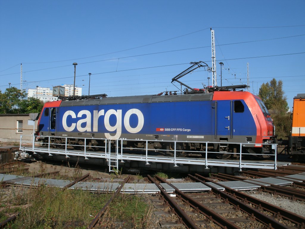 Die momentan f�r LOCON fahrende Re482 040,am 01.Oktober 2011,auf der Drehscheibe in der Einsatzstelle Berlin Lichtenberg.