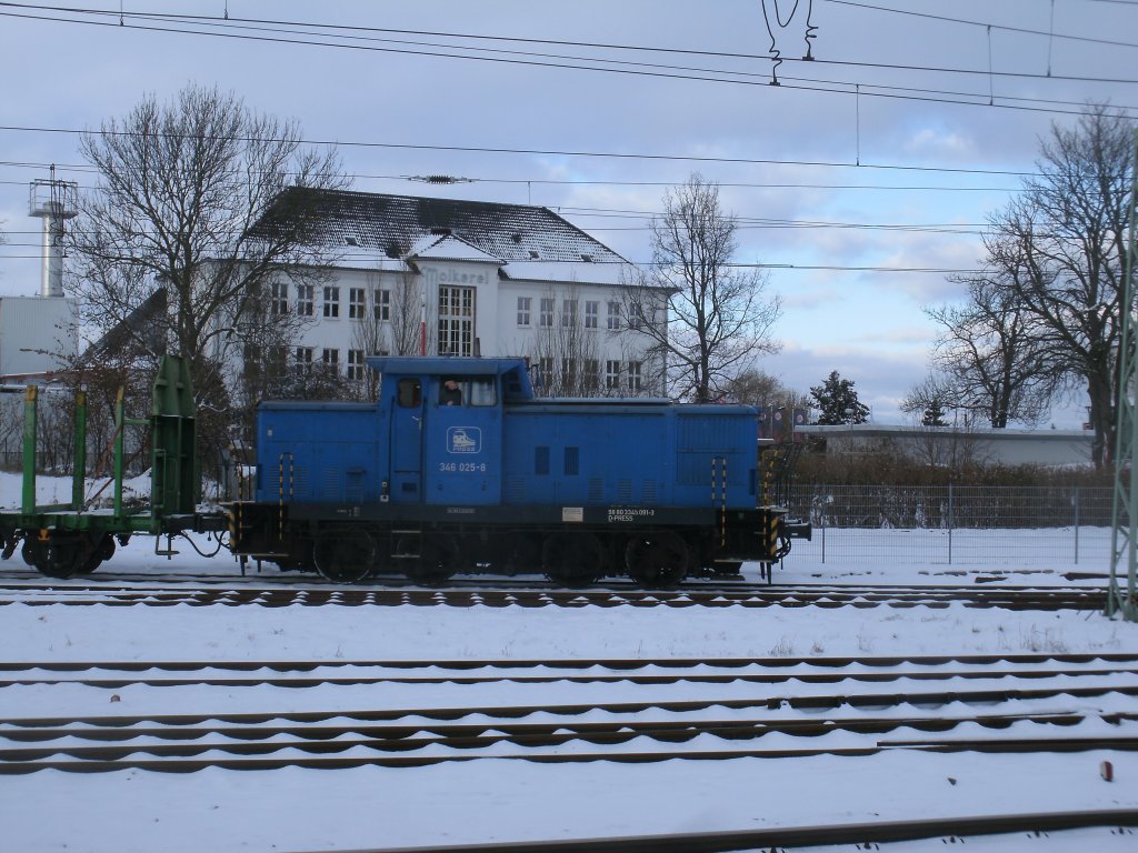 Die PRESS 346 025-8 mu�te,am 08.Dezember 2012,in Bergen/R�gen rangieren.