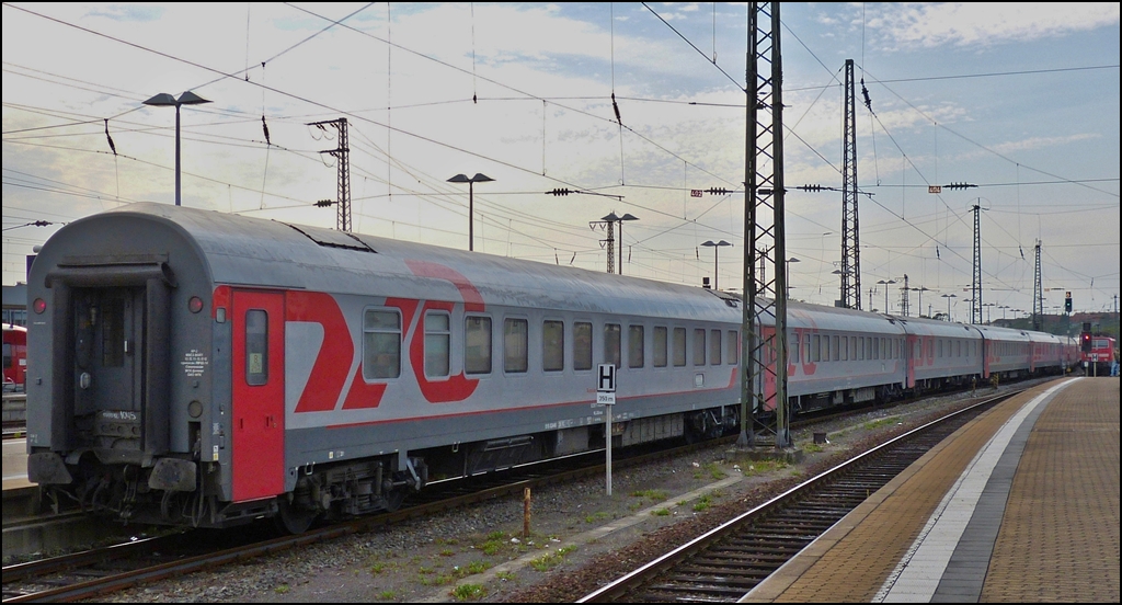 Die russischen Schlafwagen haben es sogar bis nach Saarbrcken geschafft. Wir hatten den Zug am 18.09.2012 schon in Neustadt an der Weinstrae gesehen, konnten aber leider kein Bild machen, in Saarbrcken gelang mir dann nur dieser Nachschuss im Gegenlicht. Ich hoffe, dass der Admin Nachsicht hat, da der Zug nicht alltglich ist. (Hans)