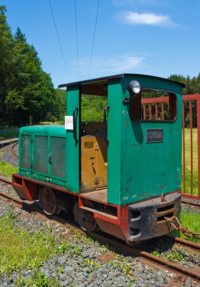 Die Schma CFL 45 DC Feldbahnlokomotive Nr. 15 der FGF (Feld- und Grubenbahnmuseum Fortuna, Solms), abgestellt am 07.07.2013 bei der FGF in Solms-Oberbiel. 

Die Lokomotive wurde1964 von der  Christoph Schttler Maschinenfabrik GmbH  (Schma) in Diepholz unter der Fabriknummer 2832 fr die Firma Walter Auerbach (Rheinischen Vulkan Schamotte- und Dinaswerke), in der Spurweite 600 mm, gebaut und ausgeliefert, und war zunchst auf der Tongrube Groholbach im Westerwald stationiert. 

Seit 1976 kam sie im Quarzitbruch Leimsfeld (Nhe Alsfeld, Hessen) der Didier-Werke zum Einsatz, hier wurde sie auf die Spurweite von 750 mm umgespurt. Zur FGF kam sie dann 1989 und musst wieder auf 600 mm zurckgespurt werden.

Der Motor treibt ber einen einstufigen Drehmomentwandler ein hydraulisch bettigtes Wendegetriebe mit zwei Fahrstufen an. 

Technische Daten:
Hersteller:  Schma
Fabriknummer:  2832
Baujahr:  1964
Type:  CFL 45 DC
Bauart:  B-dh
Leistung:  48 PS
Dienstgewicht:  6,0 t
LP:  3.200 mm
Breite:  1.250 mm
Hhe:  2.100 mm
Achsstand:  1020 mm
Geschwindigkeit:  16 km/h
Zustand:  betriebsfhig 
