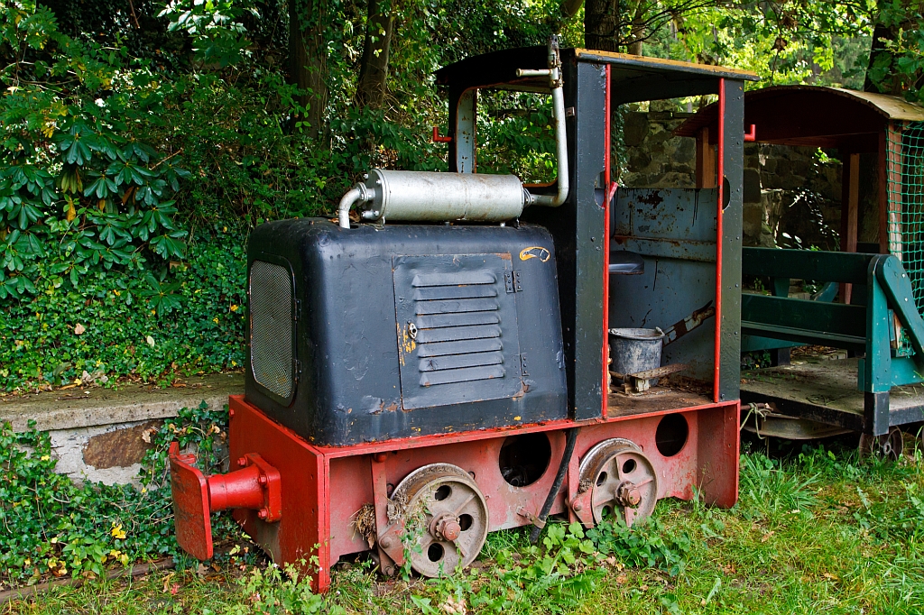 Diese 600 mm Schma Typ CHL 14G steht etwas verborgen in Niederhvels-Steckenstein (Sieg) herum, hier am 25.08.2012. Die Lok wurde 1962 unter der Fabriknummer 2583 gebaut und Khlener Torfwerk, Hipstedt-Heinschenwalde  9   geliefert. Sie hat eine Leistung von 14 PS und ein Gewicht von 2000 kg.