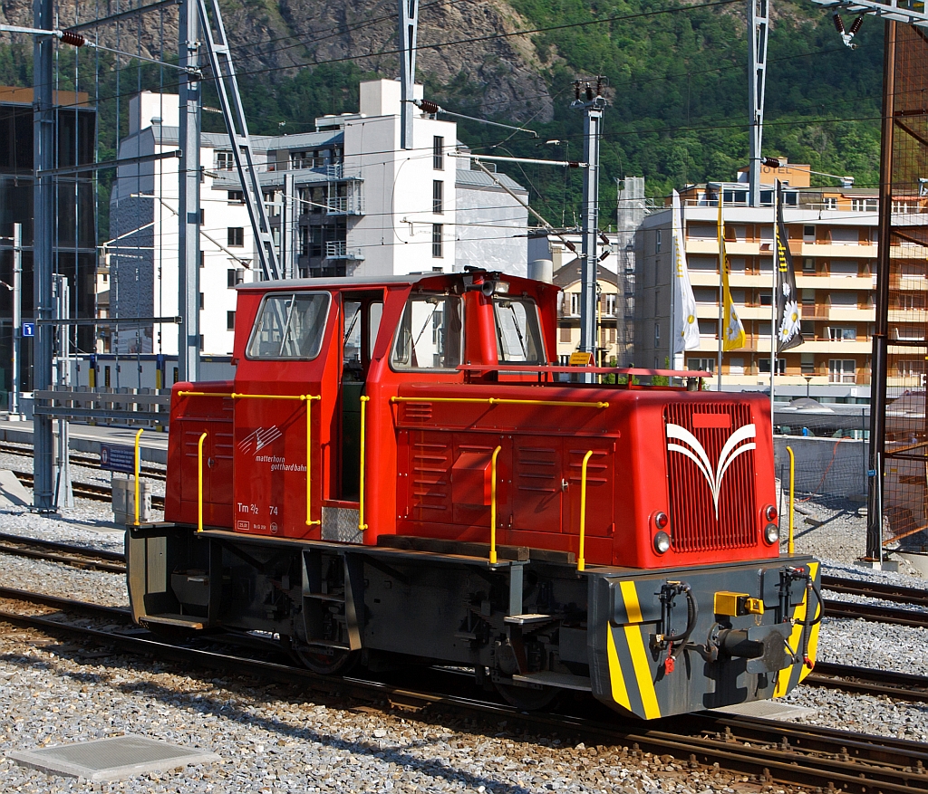 Diesel-Rangiertraktor Tm 2/2 74 der MGB (Matterhorn Gotthard Bahn), (ex BVZ 74, ex DB 333 901-7, ex Kerkerbachbahn, Limburg (Lahn)  18   ) am 28.05.2012 in Visp. Die Lok wurde 1958 bei Ruhrthaler (Mlheim/Ruhr) unter der Fabrik-Nr. 3574  als Typ D 250 VK/V  (1000 mm Spur), fr die Kerkerbachbahn, Limburg (Lahn) als  18   gebaut, dort wurde sie schon 1961 umgespurt auf 1.435 mm. Nach einstellung der Kerkerbachbahn ging sie an die DB als 333 901-7, wo sie dann im Mai 1979 augemustert wurde. Nach mehreren Stationen in Deutschland wurde sie dann 1991 von der BVZ gekauft und wieder auf 1000 mm umgespurt und unter der Betr.-Nr. 74 eingesetzt.