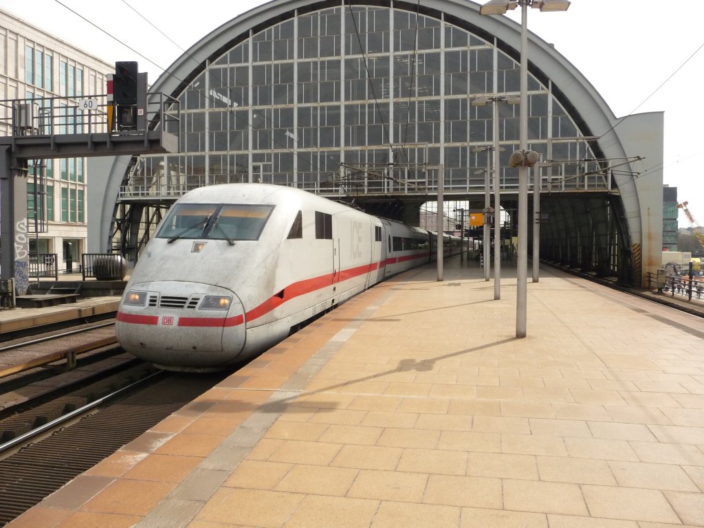 Dieser 401er konnte unerkannt den Bahnhof Berlin-Alexanderplatz passieren. 11.04.2012