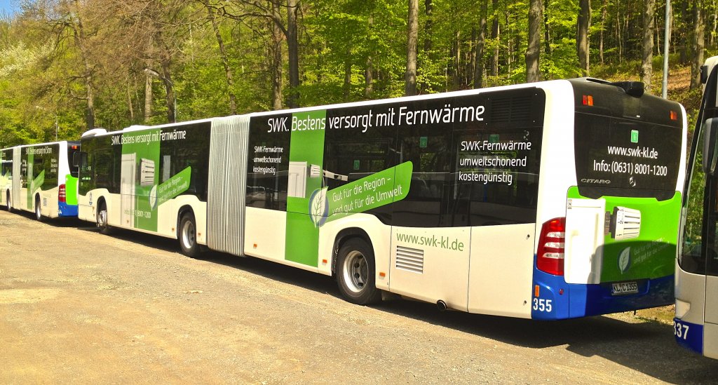 Dieser Mercedes-Benz Citaro G C2 der Stadtwerke Kaiserslautern (Wagen 355) stand w�hrend des 2. Bundesligaspiels 1.FCK gegen FSV Frankfurt am 5.5.2012 auf einem Park-and-Ride-Parkplatz und wartete auf das Ende des Spiels.