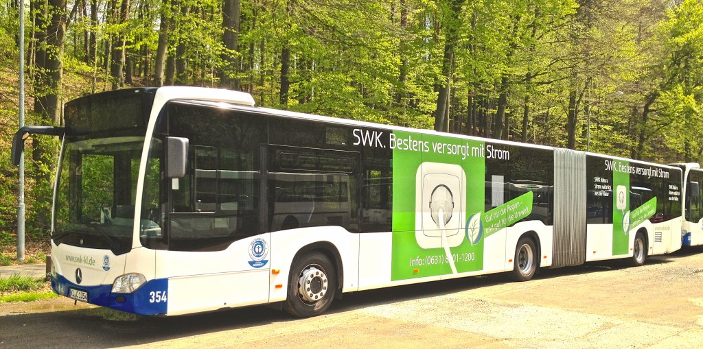Dieser Mercedes-Benz Citaro G C2 der Stadtwerke Kaiserslautern (Wagen 354) stand w�hrend des 2. Bundesligaspiels 1.FCK gegen FSV Frankfurt am 5.5.2012 auf einem Park-and-Ride-Parkplatz und wartete auf das Ende des Spiels.