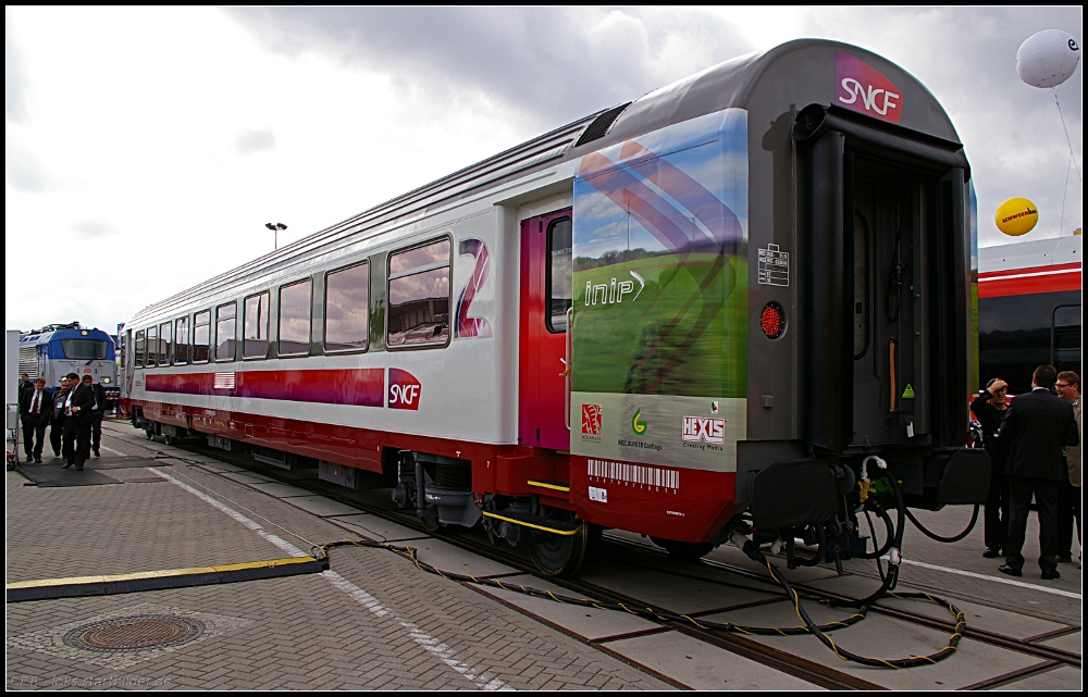 Dieser Reisezugwagen wurde rundum modernisiert und pr�sentiert sich jetzt farbenfroh (INNOTRANS 2010 Berlin 21.09.2010)
