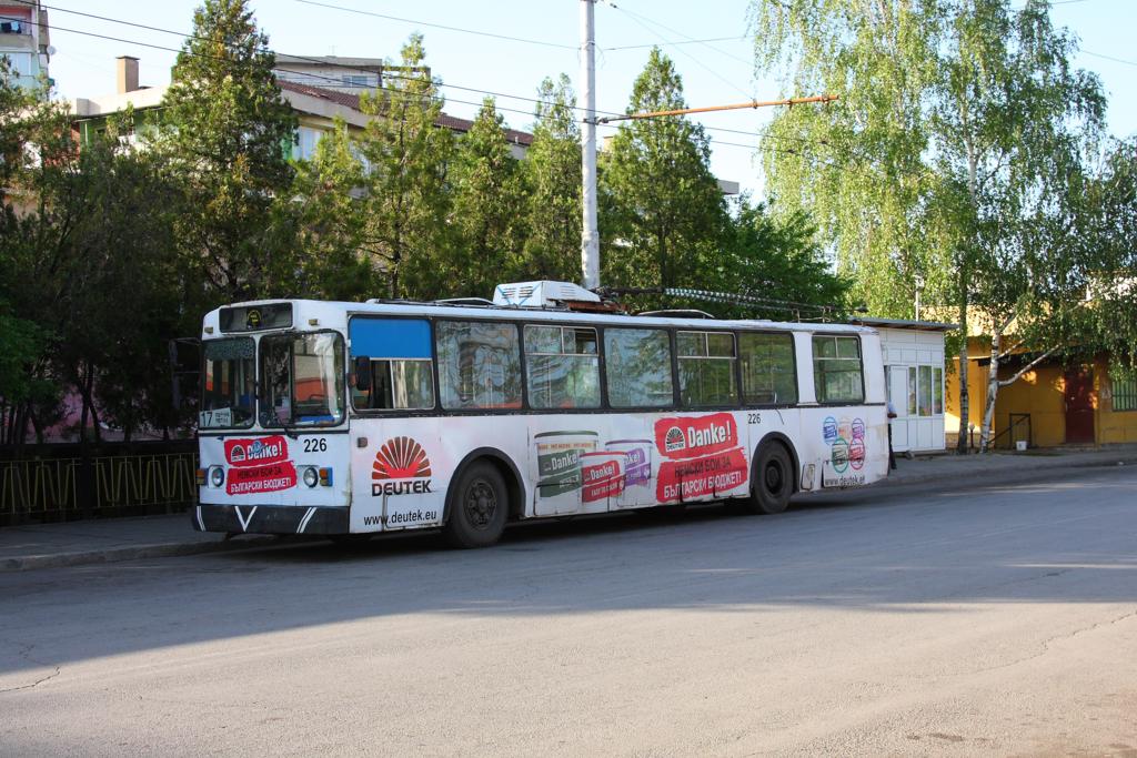Dieser ZIU 9 O-Bus stand am 5.5.2013 nahe dem bulgarischen Bahnhof Pernik abgeb�gelt
an der Haltestelle. 