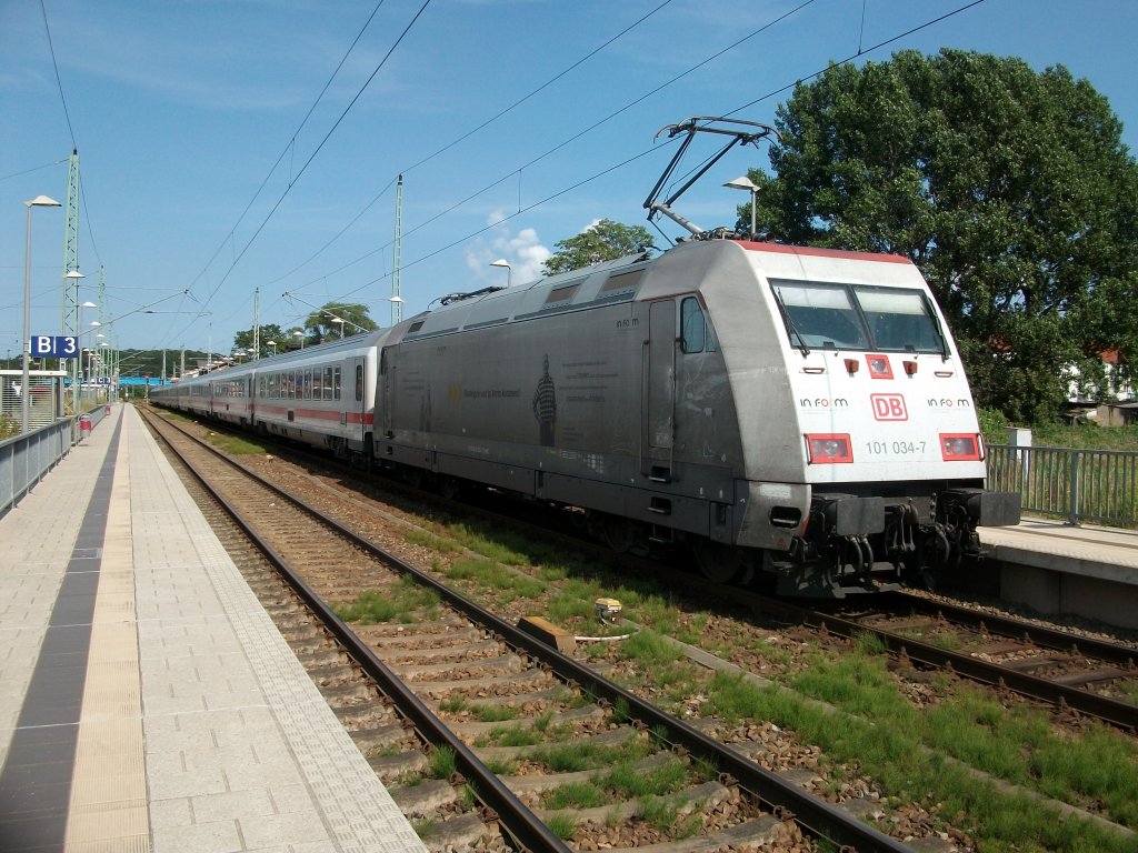 Diesmal eine Aufnahme von meinen Vater der am 10.August 2010 fr mich 101 034 mit dem IC Koblenz-Binz in Bergen/Rgen fotografierte.