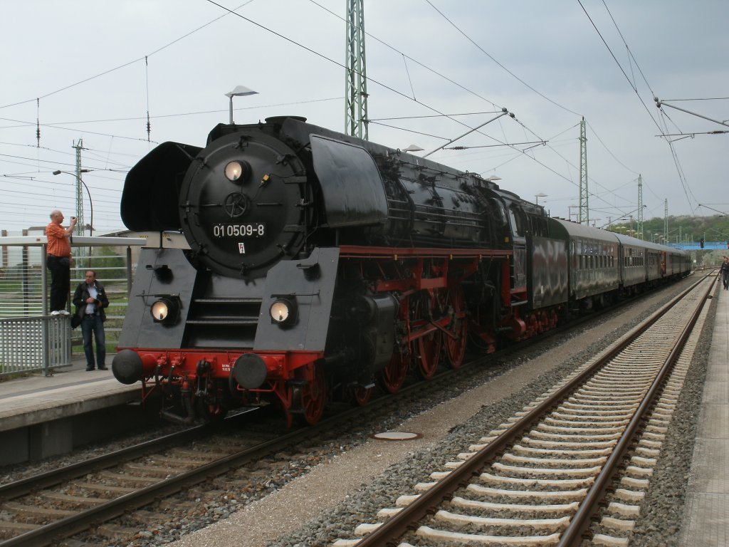 Diesmal Richtig rum stand 01 0509-8 vor dem Sonderzug Binz-Cottbus,am 11.Mai 2013,in Bergen/R�gen.