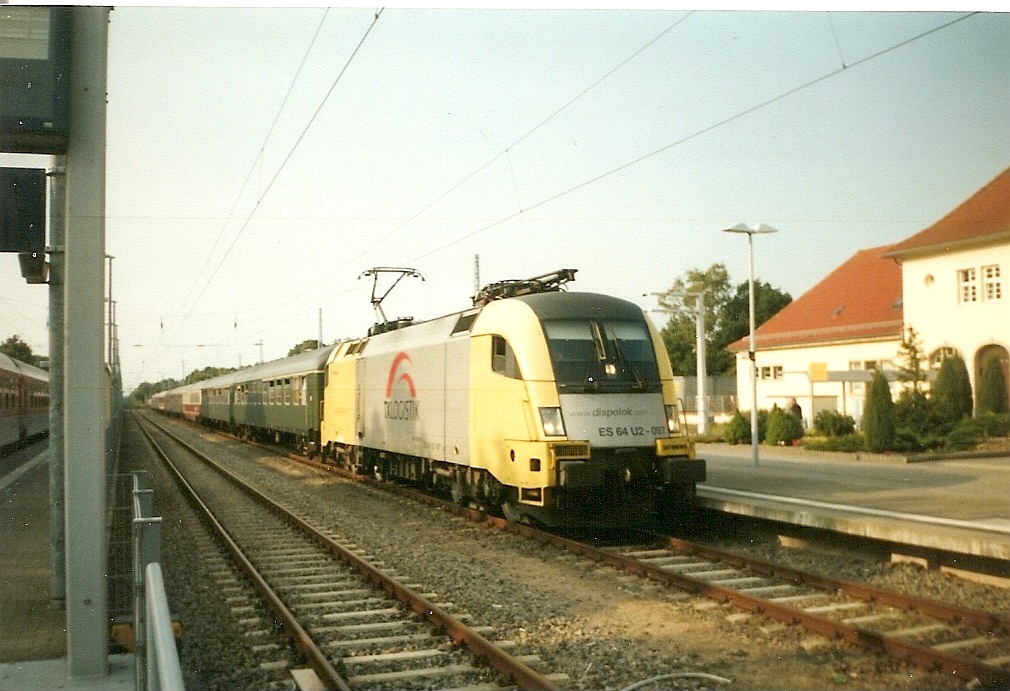 Dispotaurus ES64U2-097 mit dem M�ller Saufzug nach der Ankunft in Binz. 