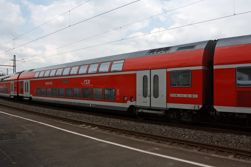 Doppelstockwagen (2. Klasse) der Gattung DBpz 781.2  zul. Hchstgewindigkeit 160  km/h, hier als Wagen des RE 9 - Rhein-Sieg-Express (rsx), am 14.4.2012 im Bf. Betzdorf/Sieg.