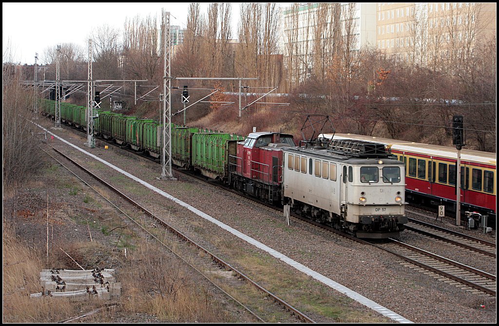 DP 57 und PBSV 19 mit dem DGS 91816 nach Ziltendorf (NVR-Nummer 9180 6142 126-2 D-WAB, ex SBB, LokoopAe 477 908, DR 142 126, gesichtet Berlin Landsberger Allee 26.12.2009)