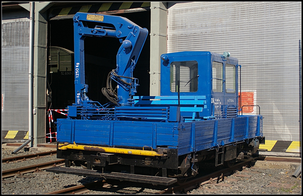DR Kl 3402 leicht modernisiert an der Drehscheibe. Gebaut wurde das Fahrzeug urspr�nglich im Raw Sch�neweide. Zu dem Fahrzeug gibt es noch ein Video auf YouTube: http://www.youtube.com/watch?v=xF1_MVgms6g (gesehen Bw-Fest Lutherstadt Wittenberg 10.10.2010)