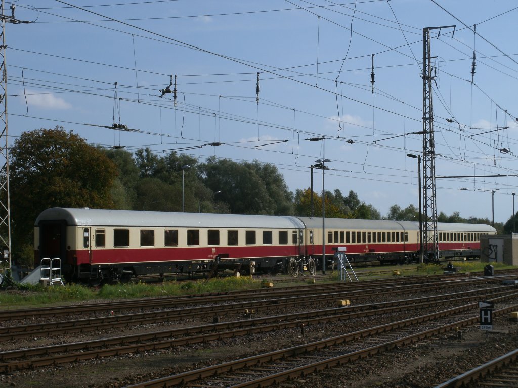 Drei abgestellte Wagen vom TEE Rheingold,am 24.September 2011,in der Abstellanlage in Stralsund.Die restlichen Wagen stehen gegenw�rtig in der N�he vom ehmaligen Bw. 