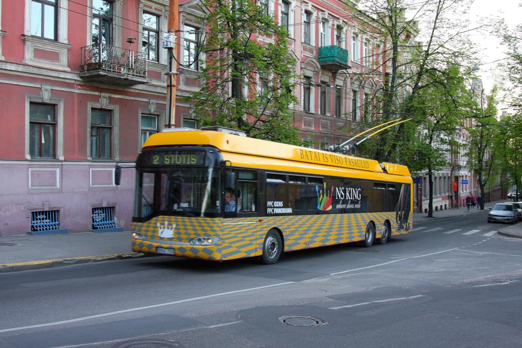 Dreiachser Trolleybus Solaris in der litauischen Hauptstadt Vilnius hier 
am 2.5.2012 eingesetzt auf der Linie 2 mit Fahrtrichtung Hauptbahnhof.