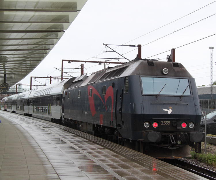 DSB-ME 1535+dänischen Hanse-Express im Bahnhof Østerport.(11.08.2011)