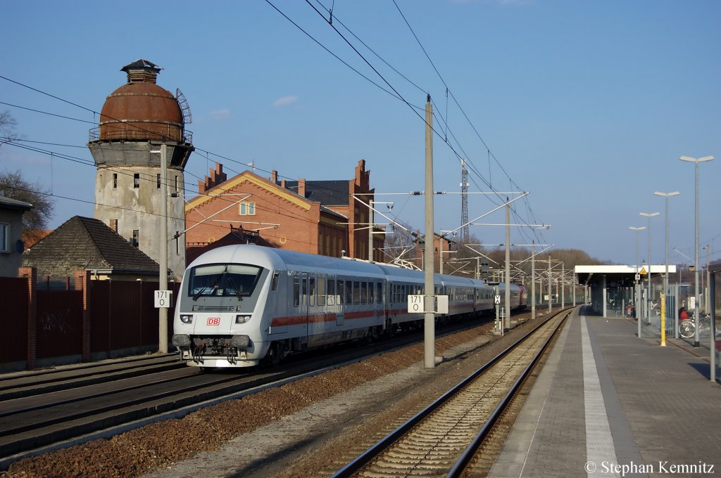 Durch Rathenow f�hrt gerade der IC 1924 von Frankfurt(Main) Hbf nach Berlin S�dkreuz. Gezogen wurde der Zug von der 120 133-4. 27.03.2011