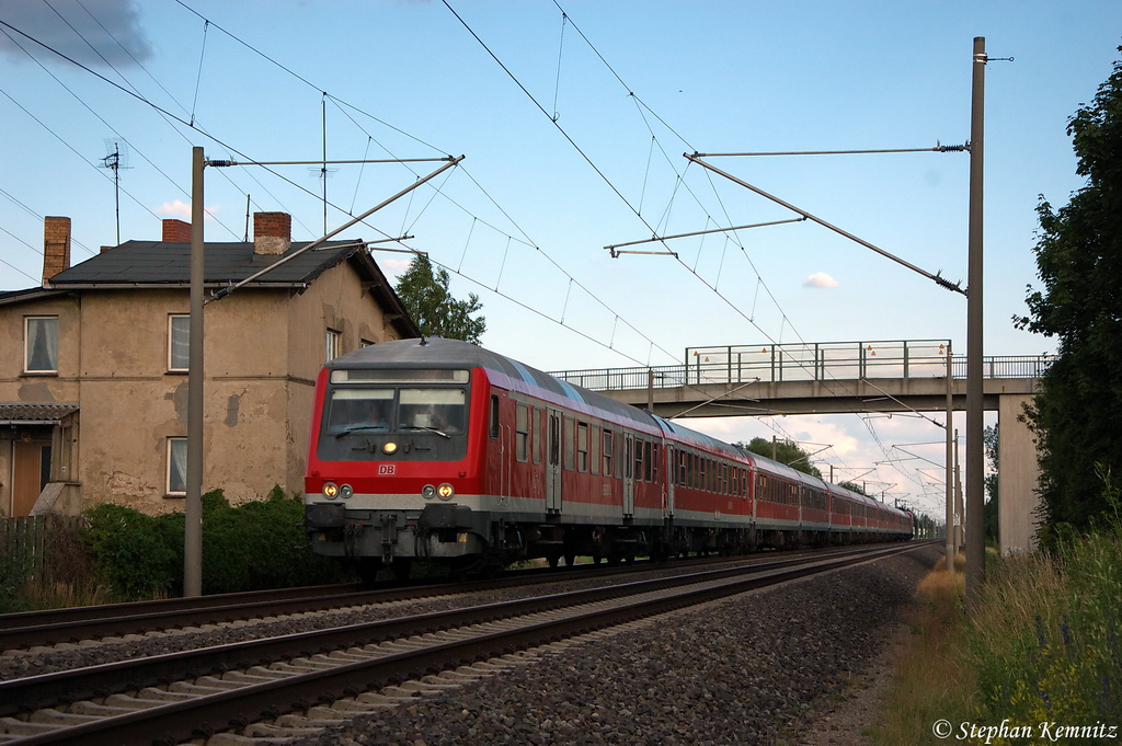 Durch Vietznitz kommt ein Kreuzfahrersonderzug von Berlin-Lichtenberg nach Warnem�nde und geschoben hatte die 112 114-4. 22.06.2012