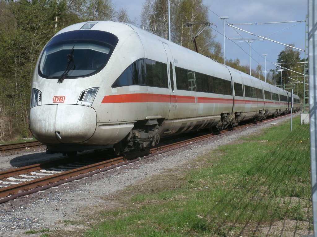 Durch den Zaun,am 05.Mai 2013,in Binz fotografiert 411 008-6 der ab um 12:45 Uhr als ICE 1715 nach M�nchen fuhr.