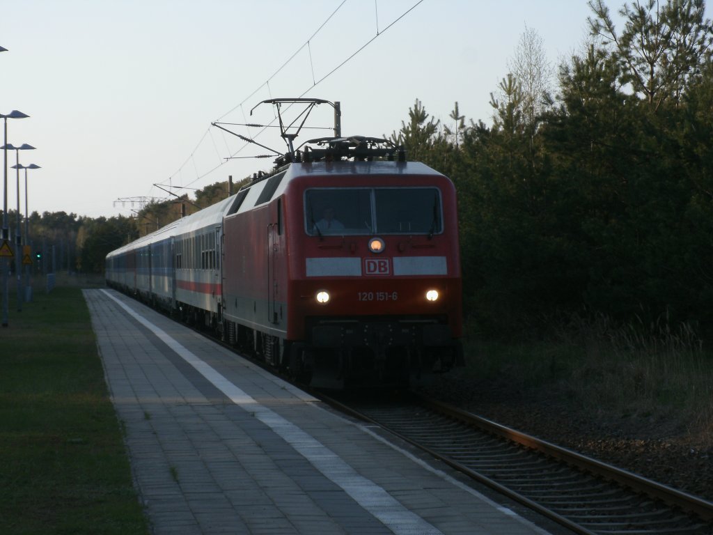 EC 378 aus Bratislava,gezogen von 120 151-6,am 04.Mai 2013,mu�te in Prora einen Kreuzungshalt einlegen,danach ging es weiter nach Binz.