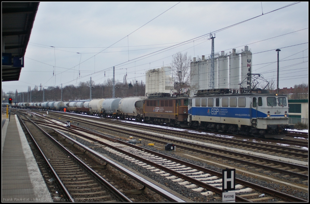 EGP 142 126 und 142 042 machen sich am 03.04.2013 in der Greifswalder Straße bereit einen Zementzug zu übernehmen