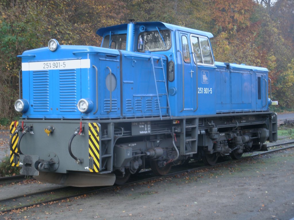 Eigentlich w�re 251 901 schon im Winterschlaf,doch auf Grund von Umbauarbeiten in G�hren wird die Lok dort gebraucht.Aufnahme vom 05.November 2011.