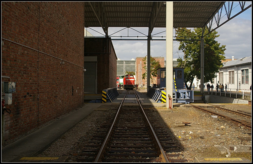 Ein Blick entlag der Hallen zeigt auch diese Schiebeb�hne (Tag der offenen T�r Bombardier Hennigsdorf 18.09.2010)