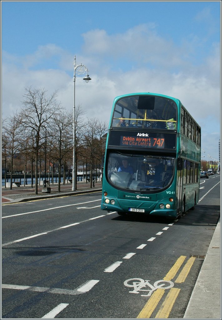 Ein Doppelstockbus auf dem Weg von Centrum zum Flughafen. (Linie 747) 
Dublin, den 14. April 2013