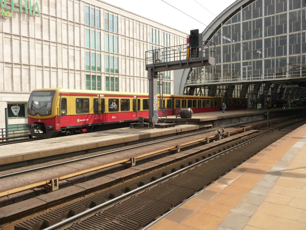 Ein Dreiviertelzug der Baureihe 481 verl�sst den Bahnhof Alexanderplatz.
S75 -> Westkreuz