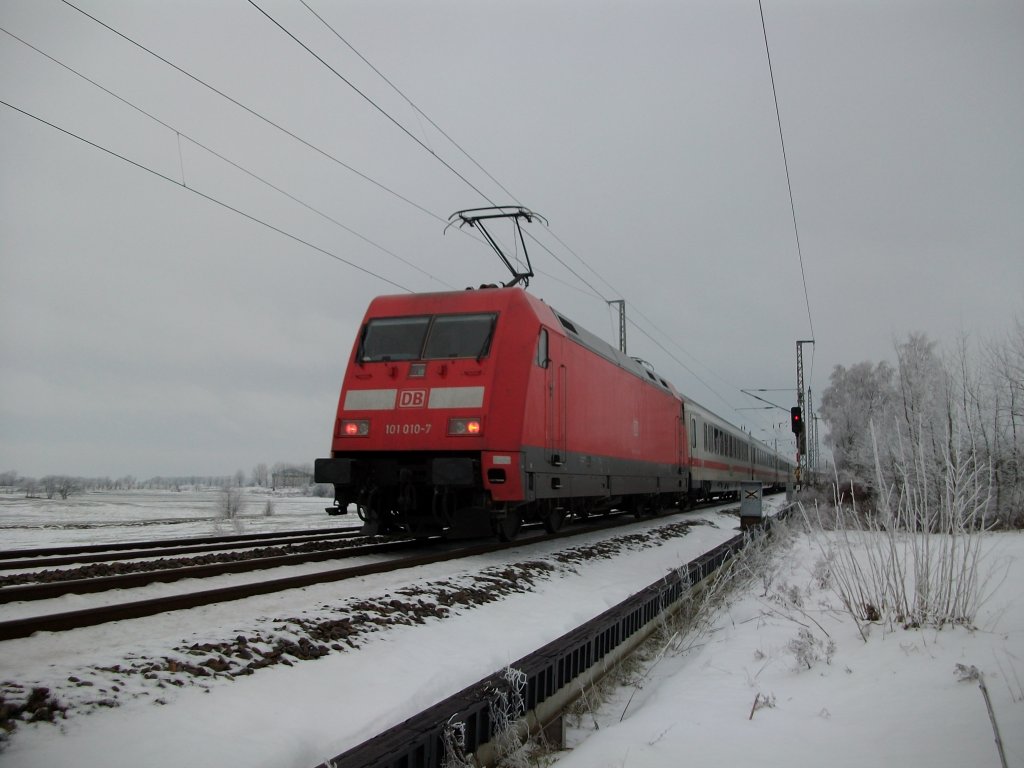 Ein eisig,kalter Tag war der 08.Dezember 2010,als ich am Einfahrsignal von Bergen/R�gen,die schiebende 101 010,mit dem IC 2212 Koblenz-Binz, ablichtete.
