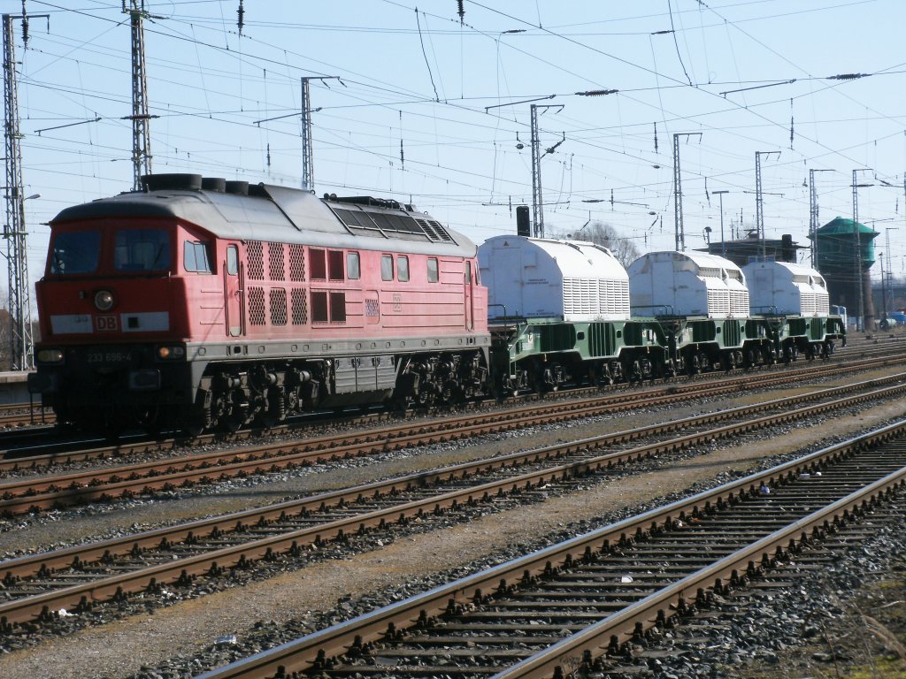 Ein Gl�cksfall 233 696 mit leeren Castorwagen ohne Polizeischutz am 08.M�rz 2011 in Stralsund.